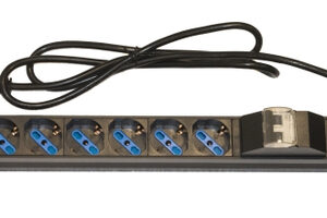 LINK MULTIPRESA ALIMENTAZIONE PER RACK 19" CON 6 PRESE UNIVERSALI TRIPOLARI/SCHUKO MAGNETOTERMICA